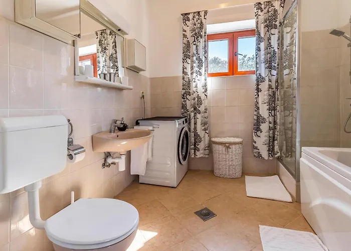 2 Bedroom Lovely In Hébergement de vacances *