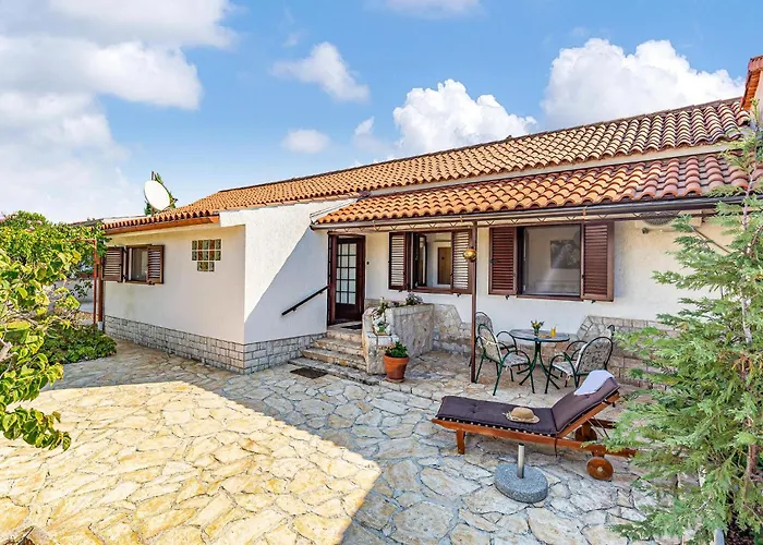 2 Bedroom Lovely In Hébergement de vacances *