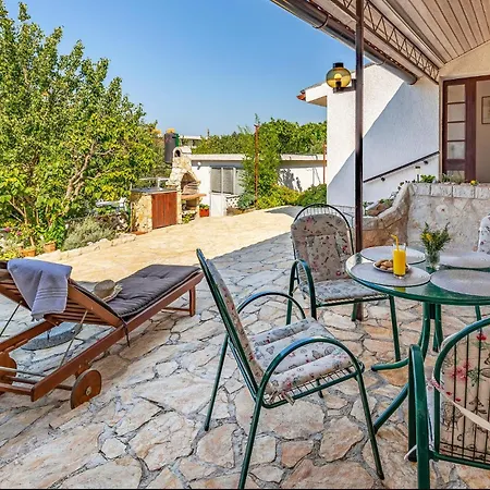 2 Bedroom Lovely In Holiday home
