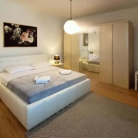 Pet Friendly In With Ethernet Internet Pula