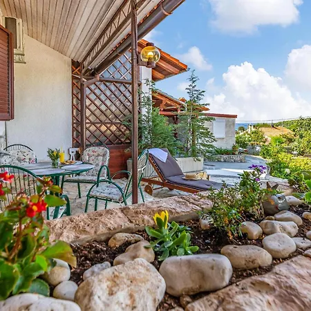 2 Bedroom Lovely In Пула