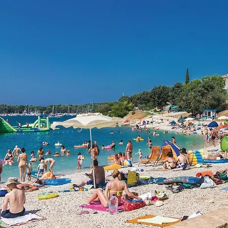 2 Bedroom Lovely In Дом отдыха Пула