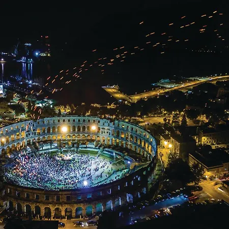 2 Bedroom Lovely In Пула